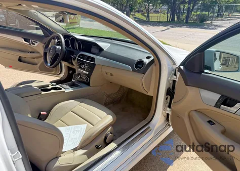 2013 Mercedes-Benz C 250 из США, поврежденный, VIN WDDGJ4HB2DG089470